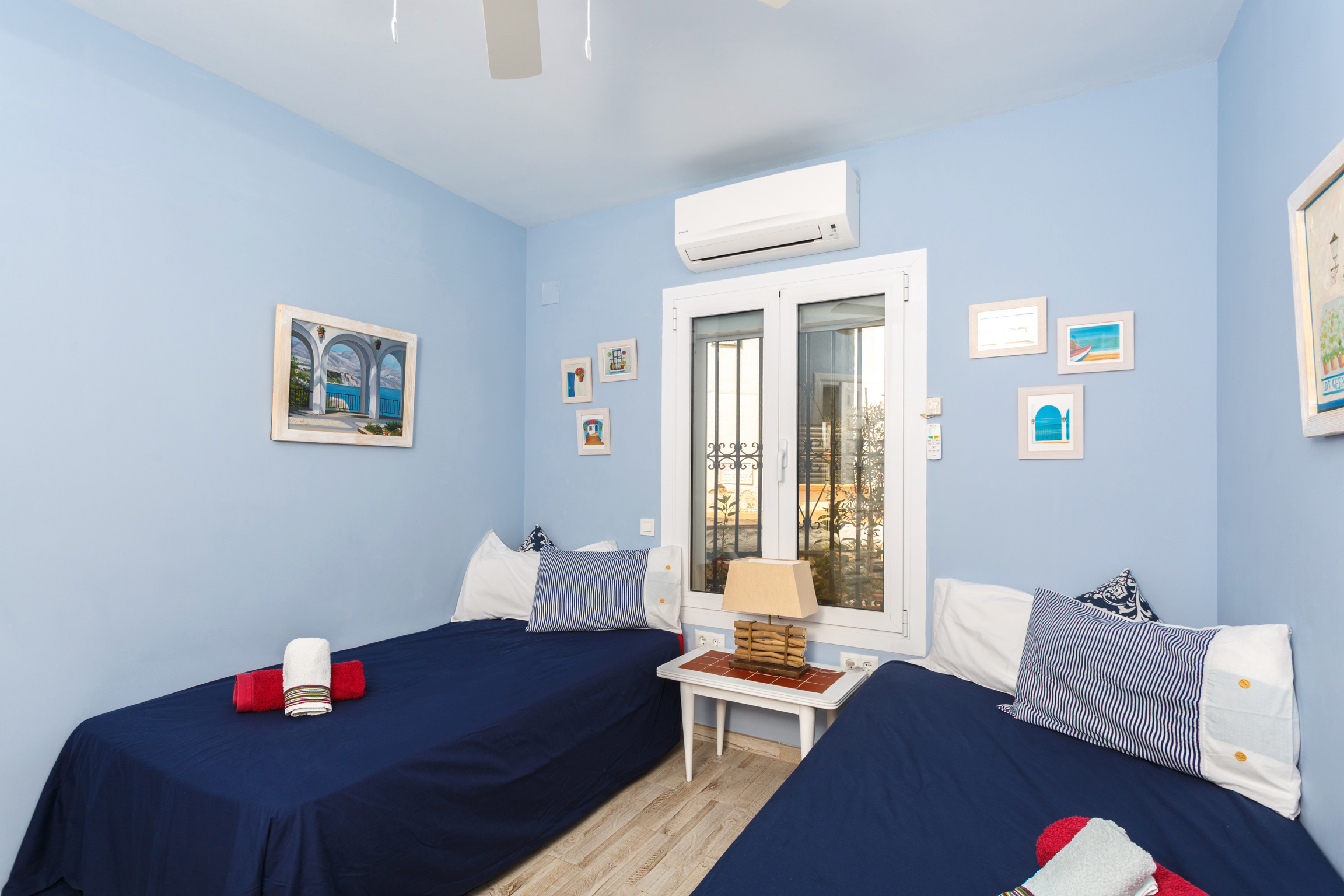 Twin bedroom with two single beds